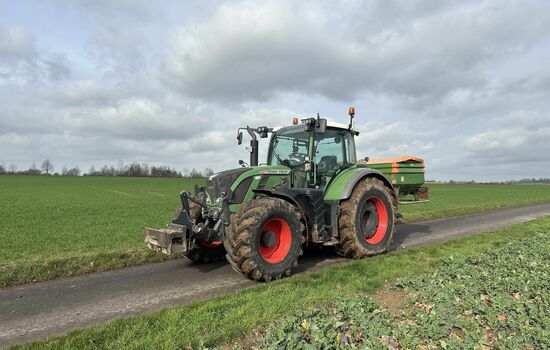 Seitenansicht eines Treckers der auf einem Landwirtschaftlichen Weg steht