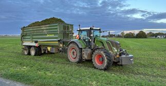 Traktor transportiert auf einem zwei Achs Anhänger Erde