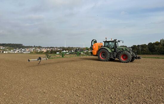 Traktor sprüht Dünger auf ein feld