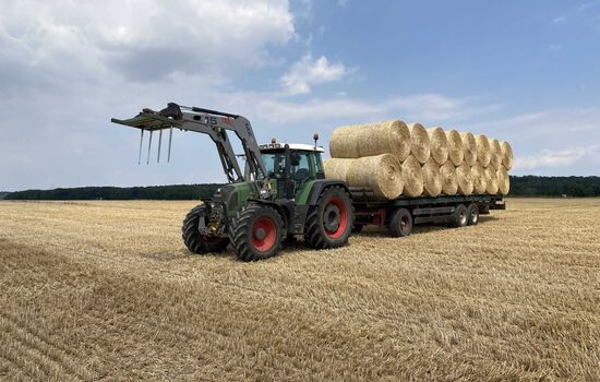Transport von Strohballen mittels Trecker mit Anhänger