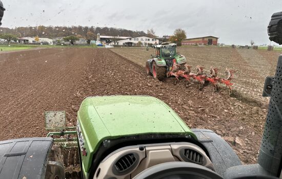 Blick auf den Acker während der Bearbeitung