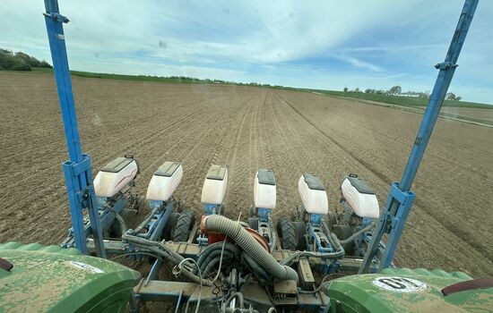 Blick zur Sämaschine während der Aussaat