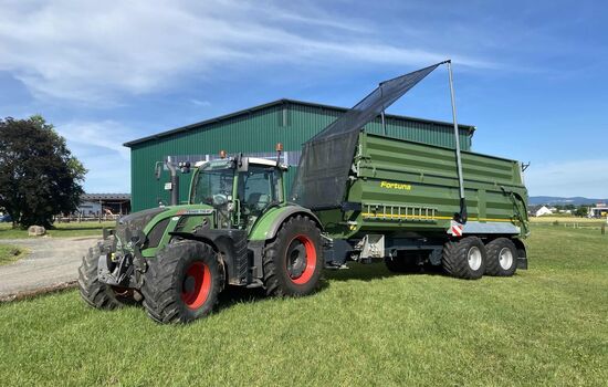 Blick auf Traktor mit Tandem Achs Anhänger