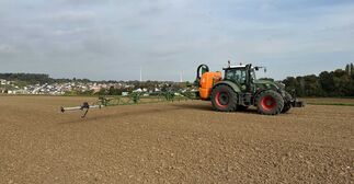 Traktor sprüht Dünger auf ein feld