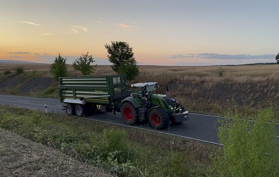 Trecker mit Anhänger auf der Landstrasse