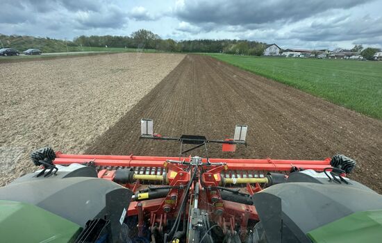 Blick aus dem Traktor nach hinten auf eine Anbau Disc Walze