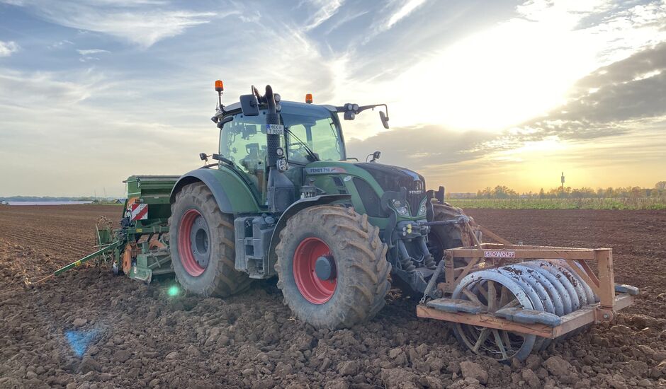 Linneshof GbR - Aussaat 1 Traktor mit Sämaschine und Disk Walze bei der Arbeit
