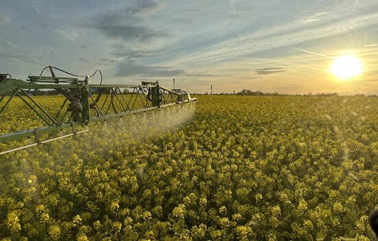 Sicht auf einen Balken Sprüher während des Düngevorgangs