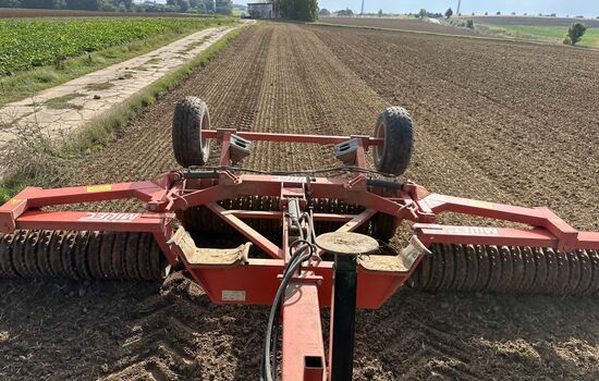 eine  DISC-WALZE auf dem Acker bei der Arbeit, blick aus dem Traktor nach hinten